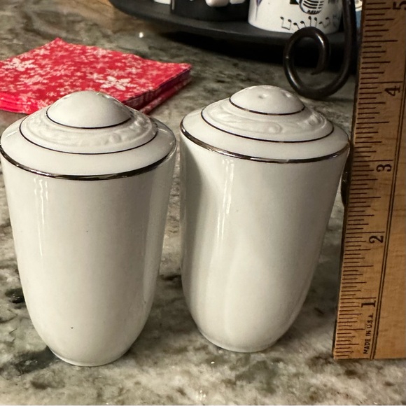 EUC Notitake White Scapes Stoneleigh porcelain salt and pepper shakers - Picture 8 of 9